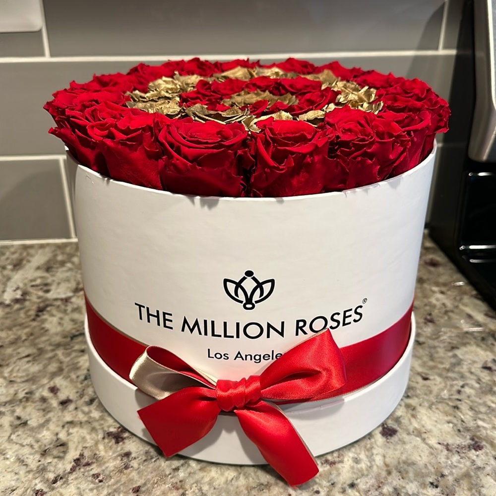 The Million Roses Red & Gold Roses - Picture 3 of 6